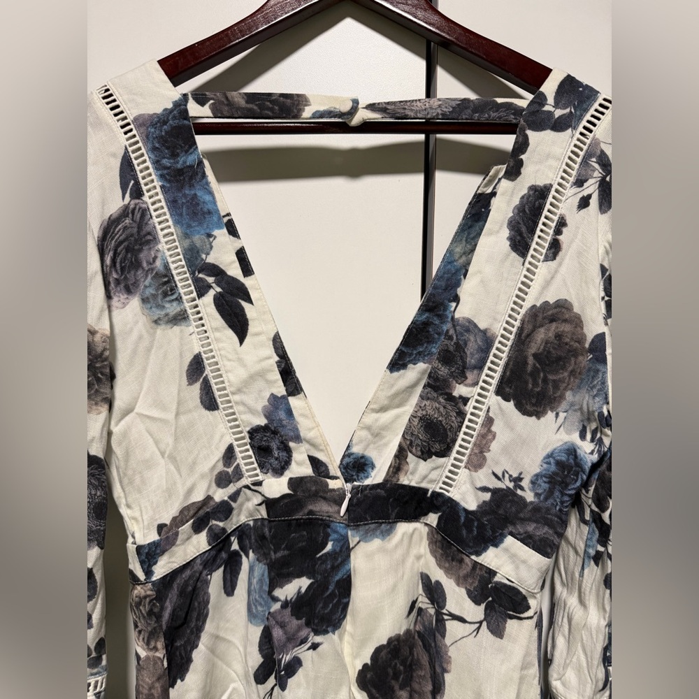 L'ATISTE Deep V-neck Bell sleeves
Floral Romper - Picture 5 of 7